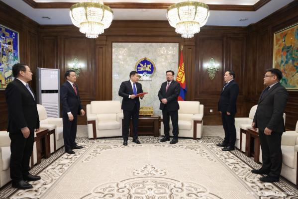 L.Oyun-Erdene首相が国の富の基金に関する初法案”をG.Zandanshatar国会議長に提出