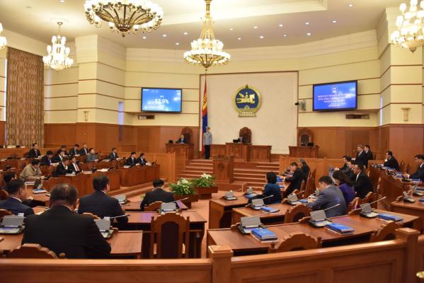 Ch.Khurelbaatar経済開発大臣がマクロ経済を安定化させるために輸出額を増やすのに講じる措置について国会へ説明した