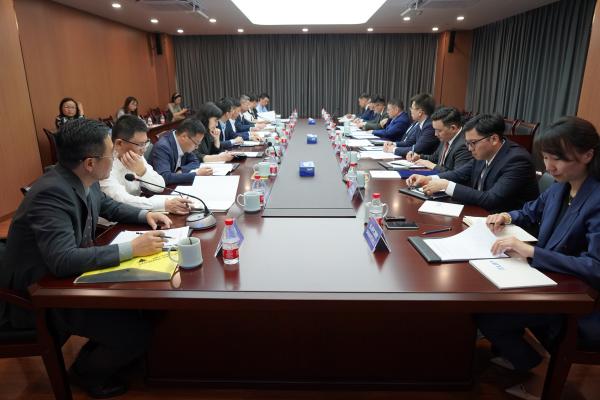 Erdenes Mongol公社の代表団が中国工業技術パークを視察