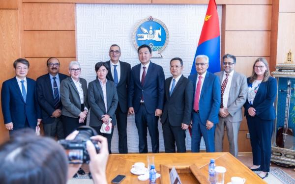 N.Uchral第一副首相兼経済開発大臣アジア開発銀行（ADB）の代表をモンゴル開発銀行理事会に招聘