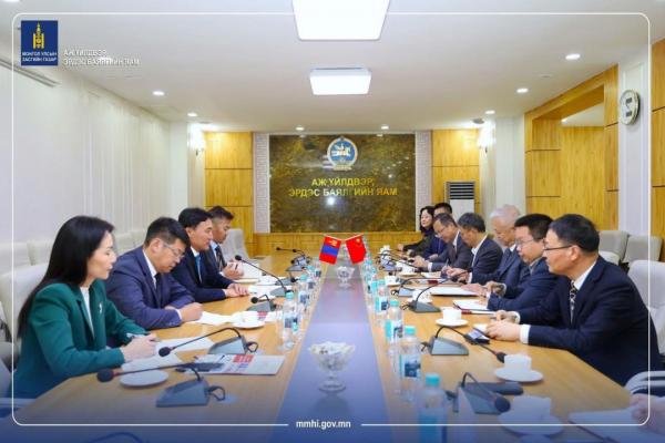 G.Damdinnyam産業・業鉱物資源大臣が中国鉱業協会の代表者らと会談