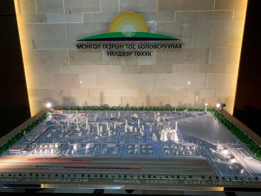 首相、石油精製工場の建設状況を視察