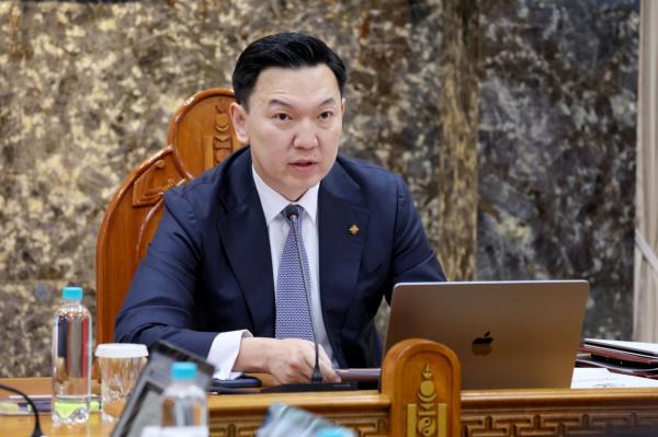 新政権、緊縮財政政策を即日実施