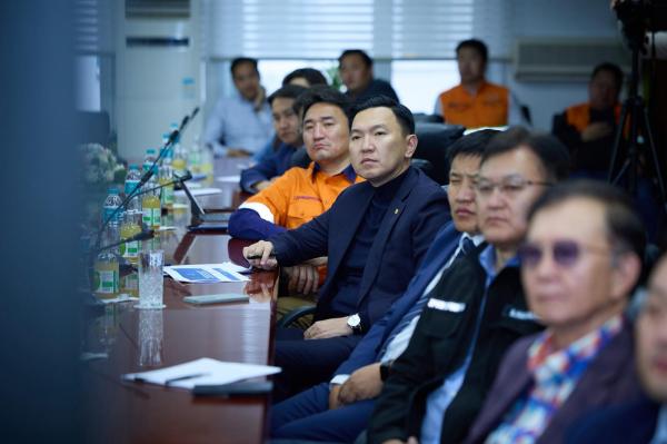 Erdenet銅製錬所建設を加速　N.Uchral首相が11月中の交渉妥結を指示