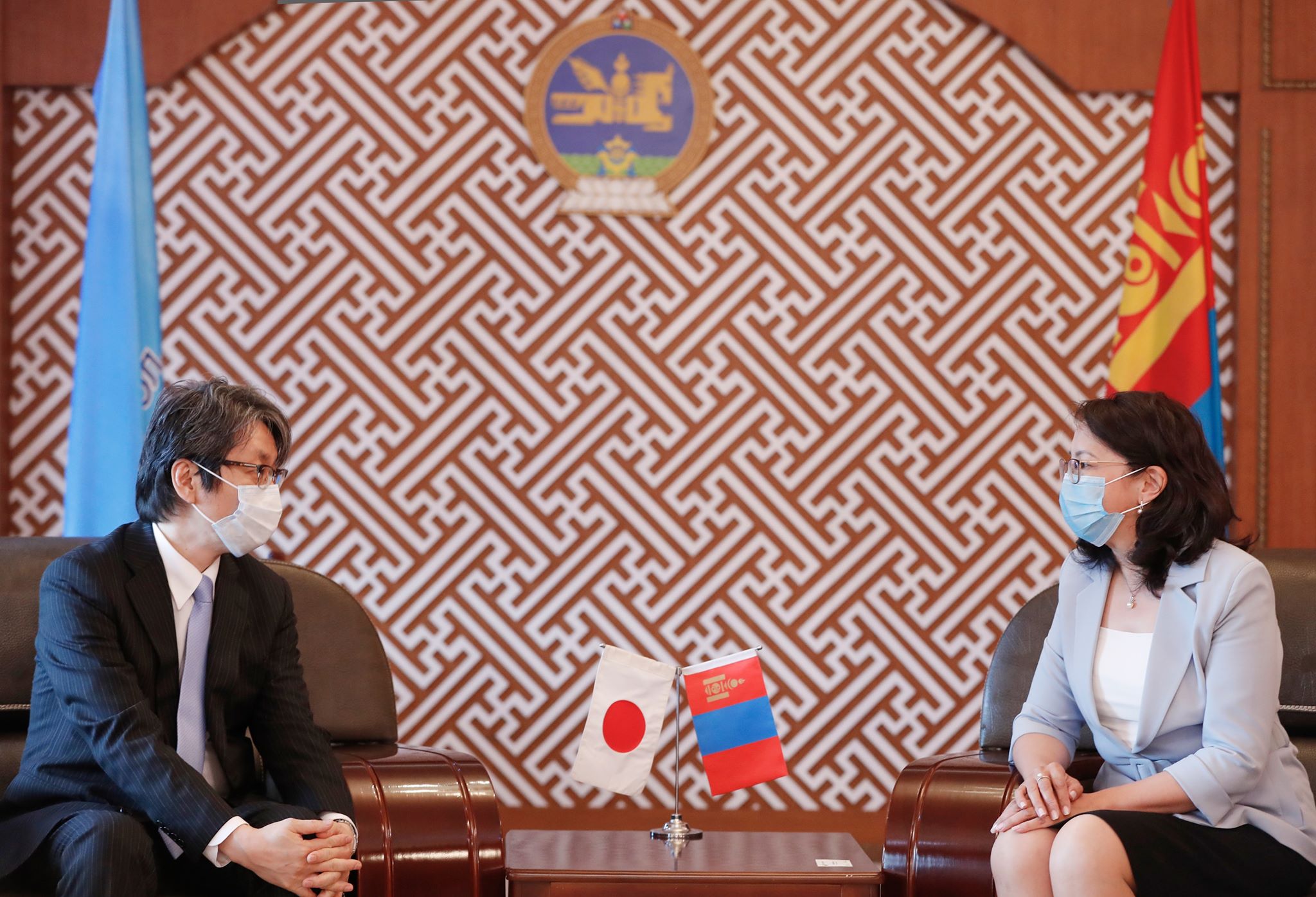 L.Tsedevsuren教育科学大臣が小林弘之在モンゴル日本大使と会談