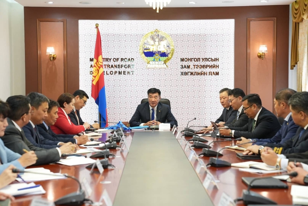 ．S.Byambatsog道路運輸開発大臣がTianjin Port GroupのXu Xubo副社長 が率いる代表者と会談