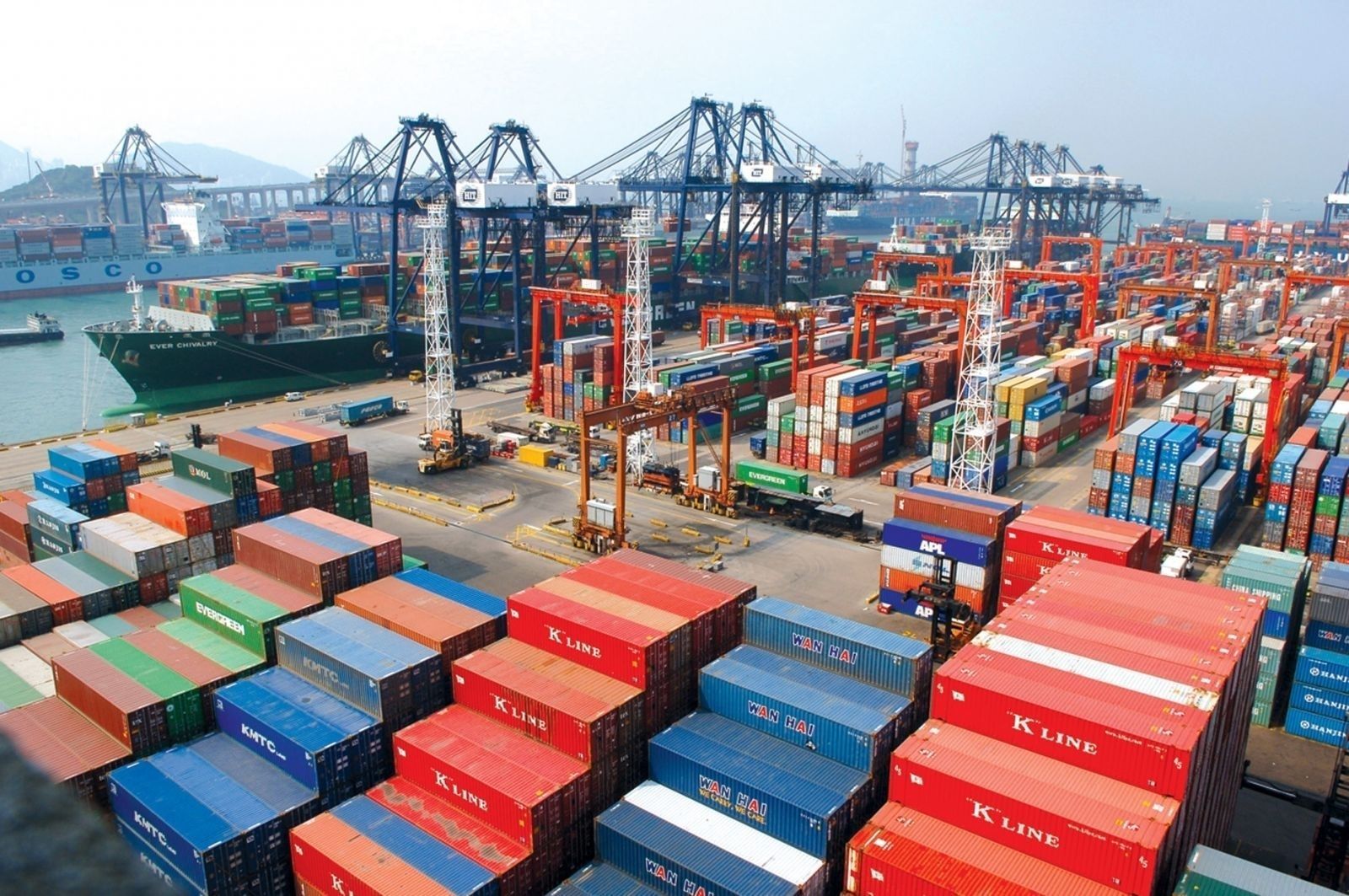 中国・天津港で、モンゴルへの出荷を待つコンテナが約2倍増加7000個以上のコンテナが積み上げられている