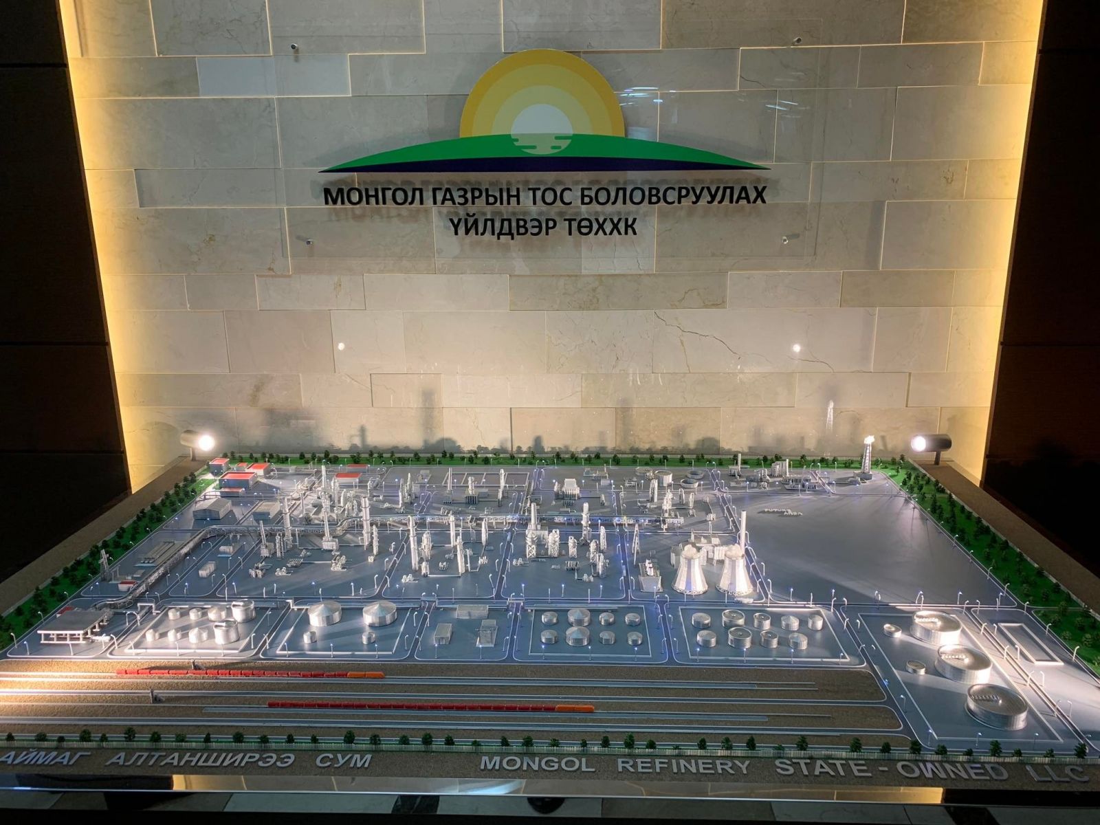 首相、石油精製工場の建設状況を視察