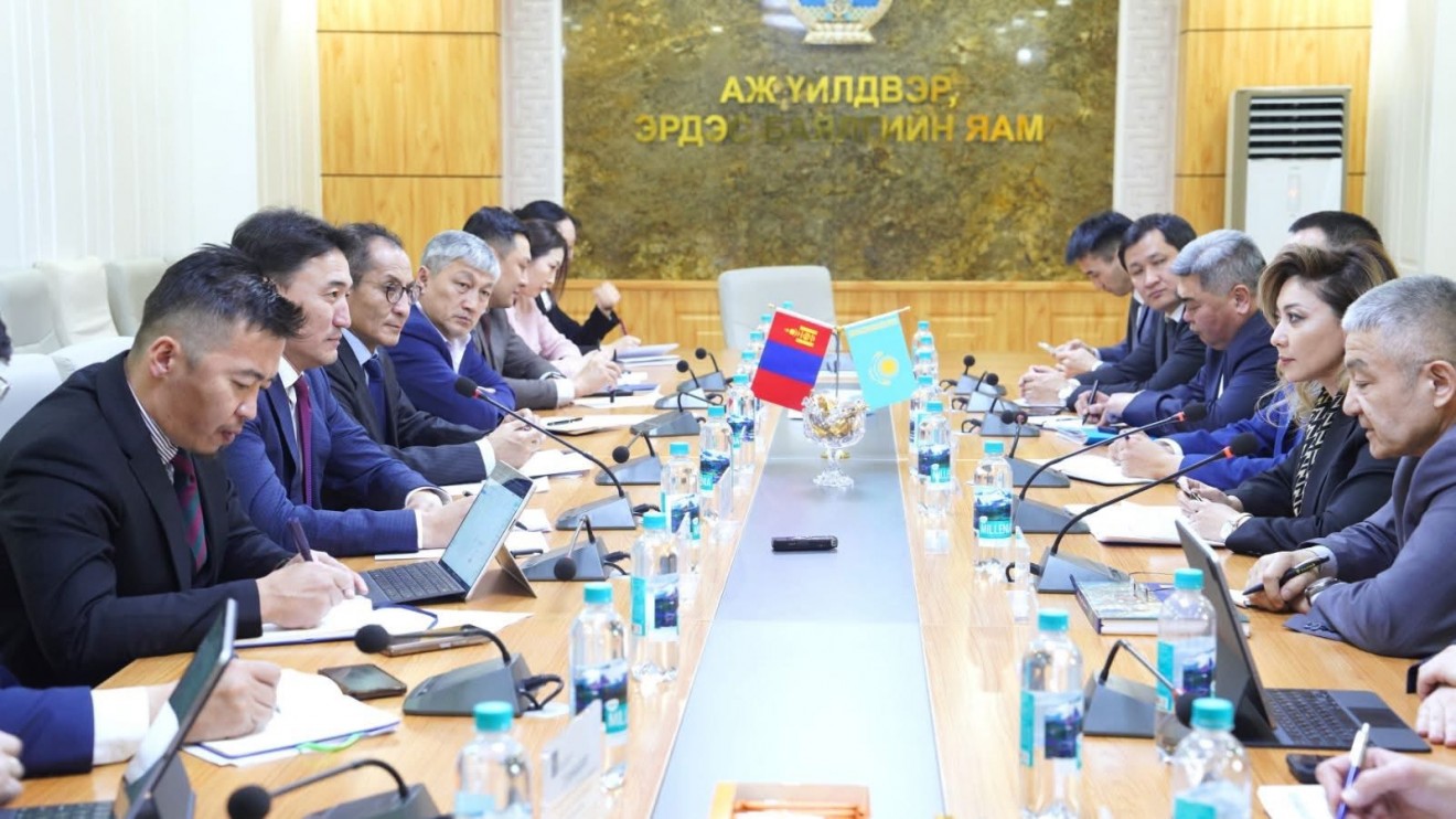 カザフスタンと石油輸入・金精錬で協力　長期契約締結へ